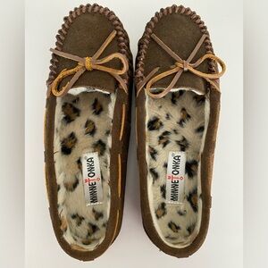 NWOBox Women’s Size 8 Minnetonka Moccasin Slippers Brown Suede Leopard Interior